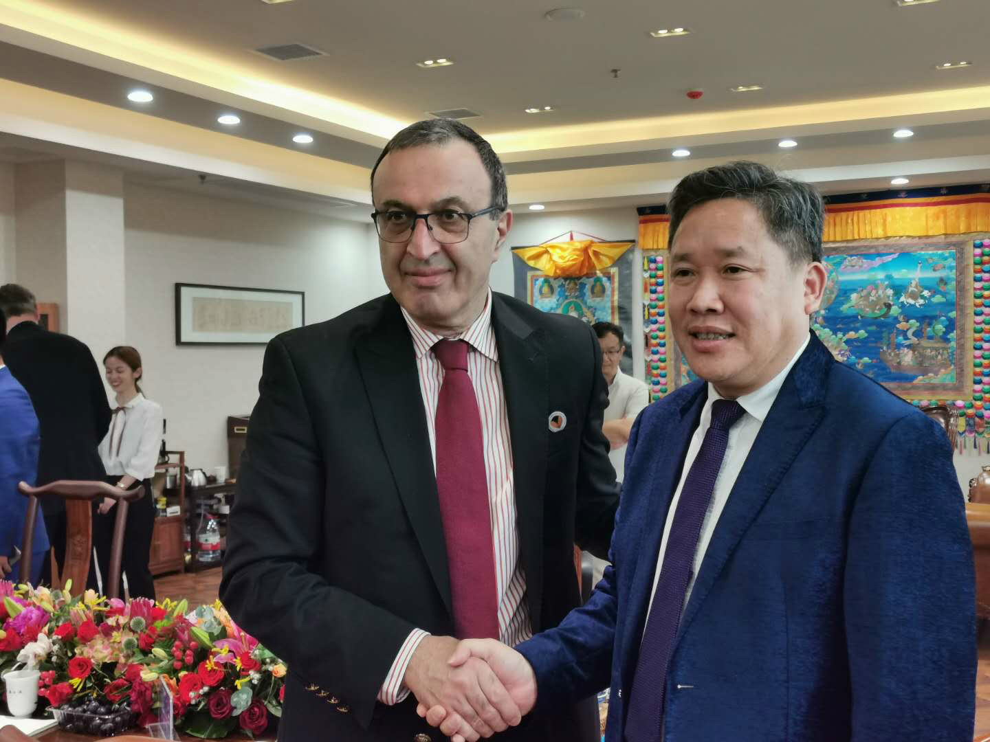與保加利亞前總統彼得·斯托揚諾夫握手言歡_meitu_6.jpg