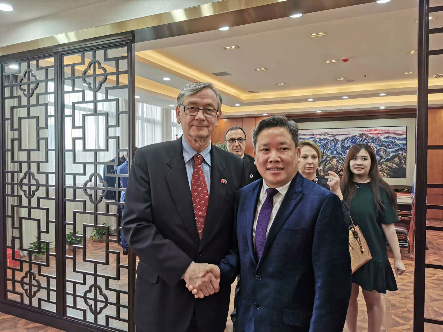 與斯洛文尼亞前總統達尼洛·圖爾克握手_meitu_8.jpg