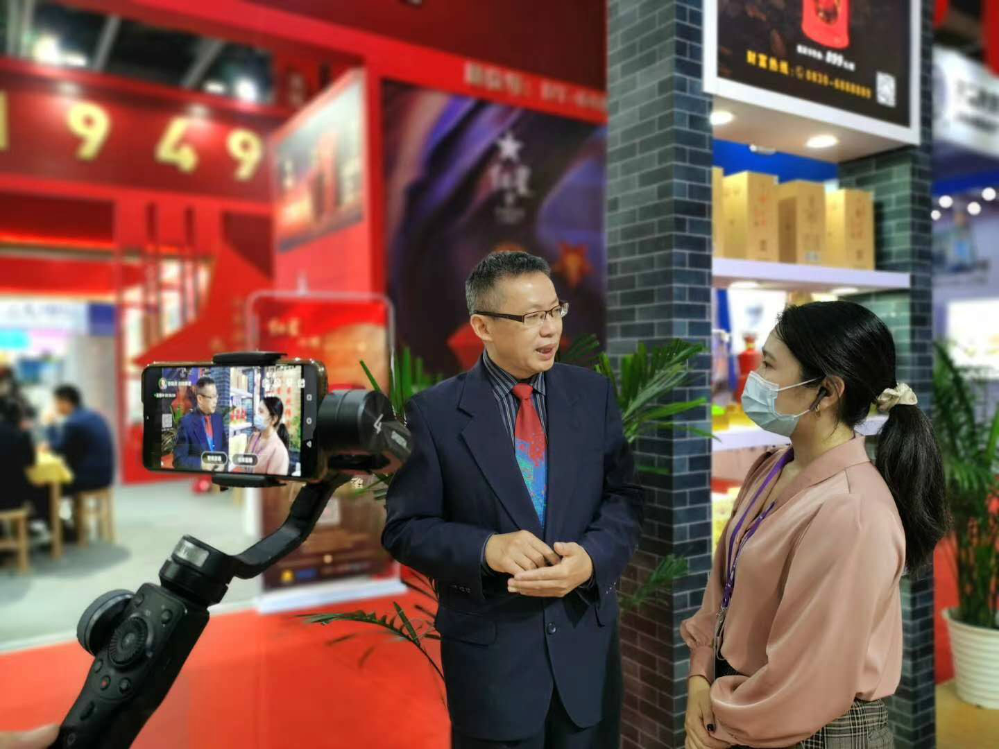 中國沈酒集團銷(xiāo)售總監、沈子國酒業(yè)股份董事長(cháng)兼總經(jīng)理朱曉輝（左）接受媒體采訪(fǎng)_meitu_3.jpg