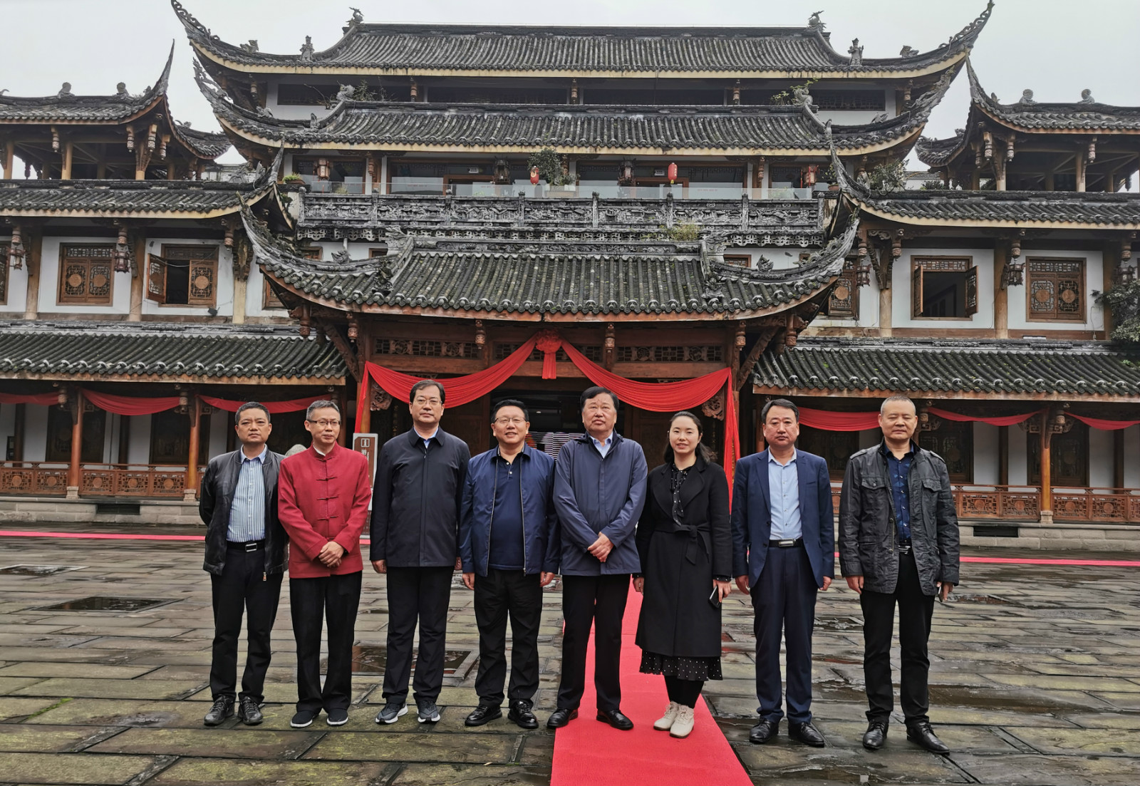 內蒙古駱駝酒業(yè)集團股份有限公司黨委書(shū)記劉源（右四）一行蒞臨沈子國酒莊，中國沈酒集團總經(jīng)理沈連（右三）熱情接待_meitu_7.jpg
